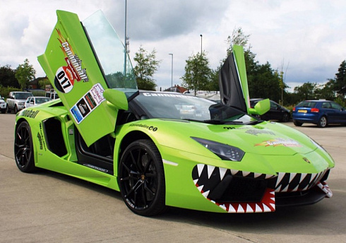 Аэрография или винилография на машину с изображением акулы