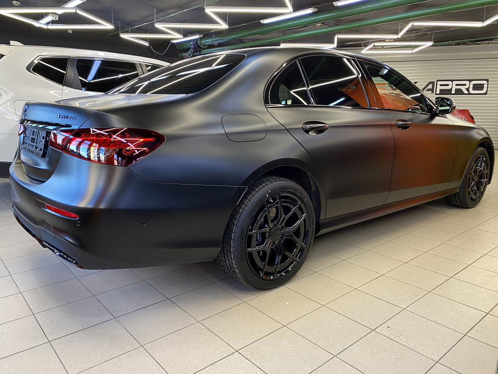 Mercedes E 200 черный матовый автовинил оклейка детейлинг