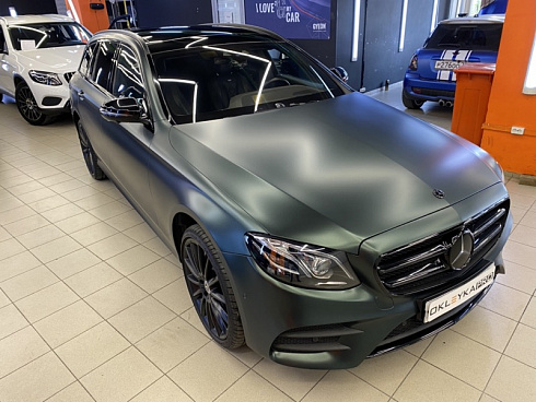 Покрытие кузова Mercedes E класса автовинилом матового оттенка