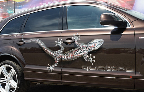 Аэрография изображение ящерицы на двери авто винилография