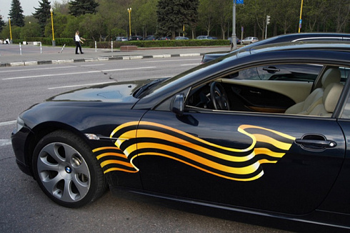 Винилография на авто с изображением Георгиевской ленты