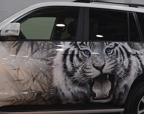 Винилография аэрография тигра на авто
