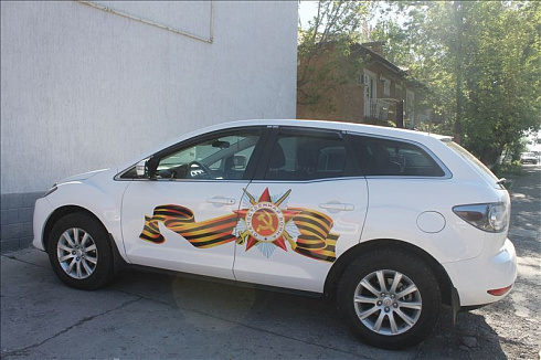 Георгиевская лента к 9 мая на двери авто