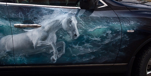 Винилография на двери автомобиля рисунок лошади