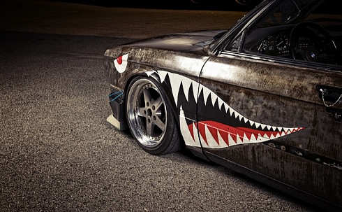 Винилография аэрография изображения акулы на автомобиль