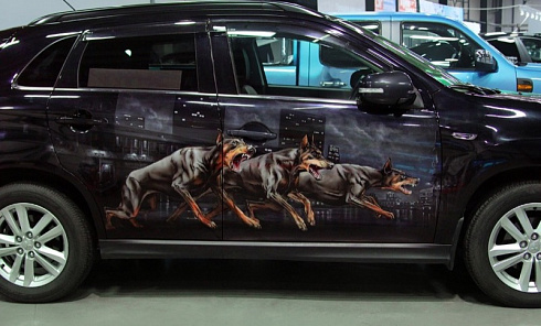 Винилография или аэрография на дверь автомобиля злые собаки