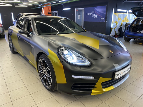 Porsche Panamera оклейка в камуфляжную автовиниловую пленку