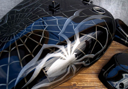 Рисунок паука и паутины на бак мотоцикла