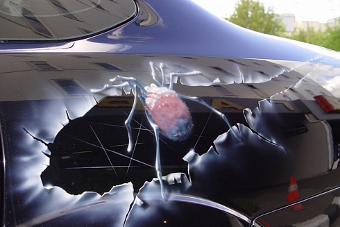 Объемное изображение паука на автомобиль