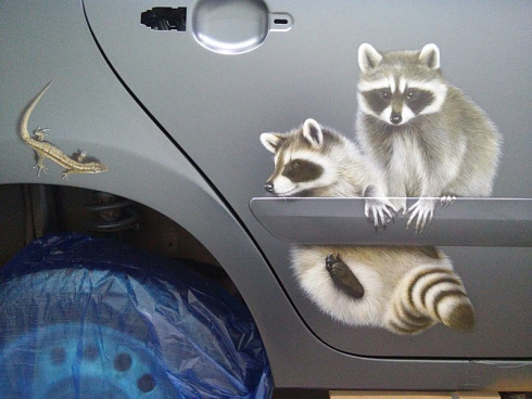 Аэрография на двери авто с енотами винилография