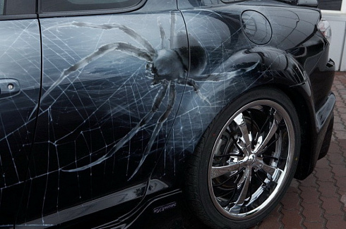 Картина паука на авто винилография аэрография