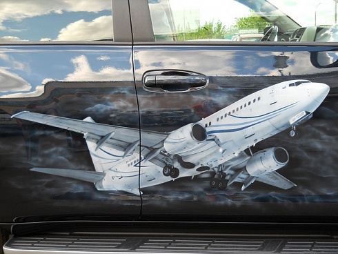 Самолет на автомобиле аэрография