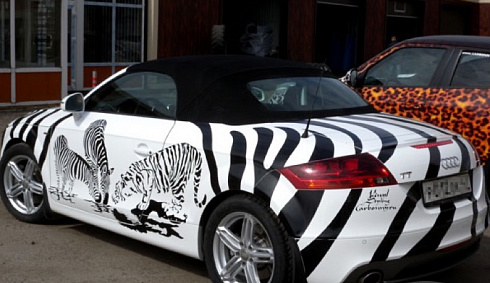 Легковой автомобиль раскрасить как зебру