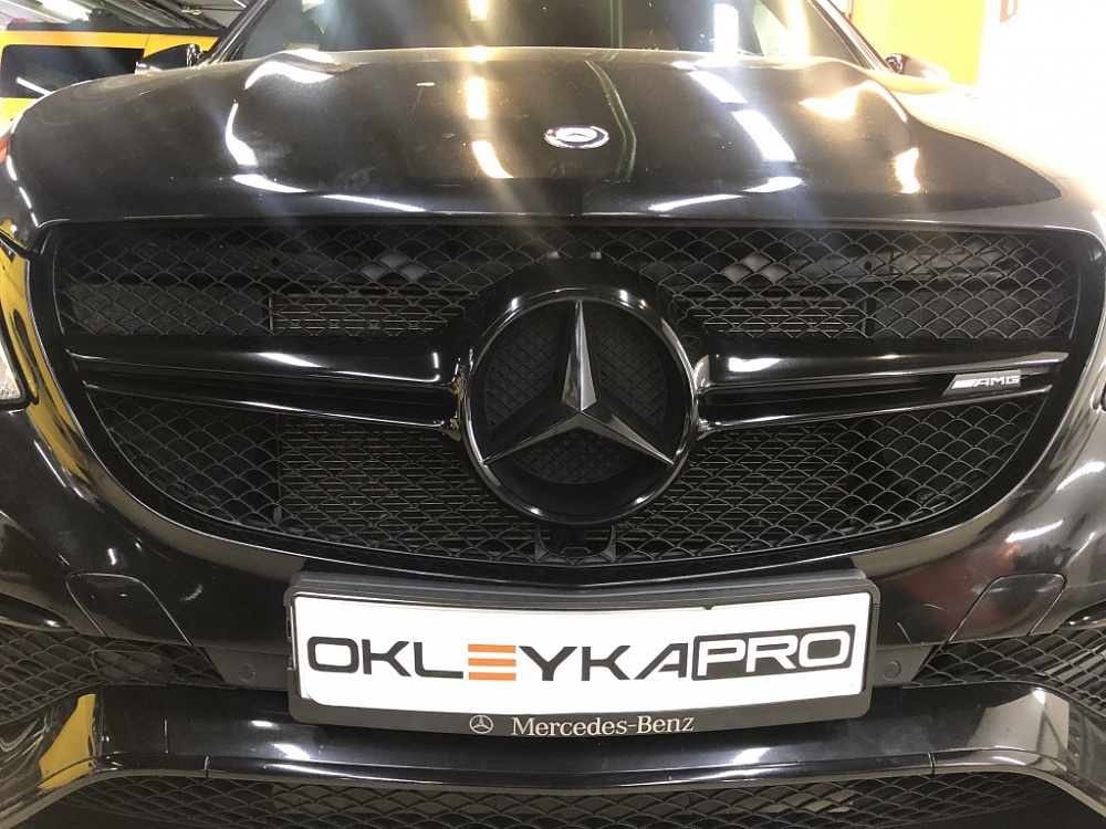 Оклейка хромированных элементов автомобиля Мерседес в черную глянцевую пленку