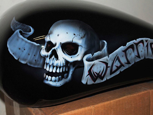 Череп на бак мотоцикла