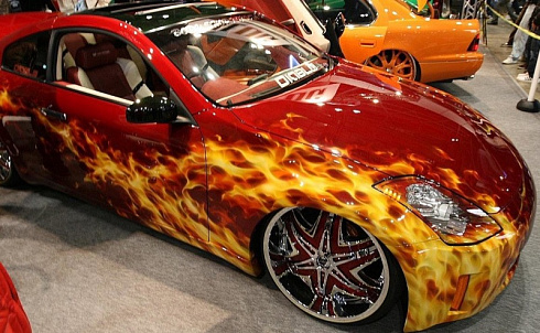 Обклейка рисунком с огнем автомобиля