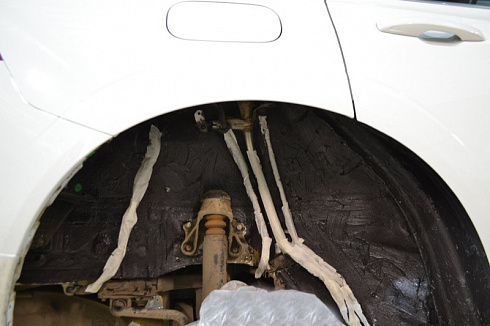 Шумоизоляция арок автомобиля в Оклейка-ПРО замазываем мастикой