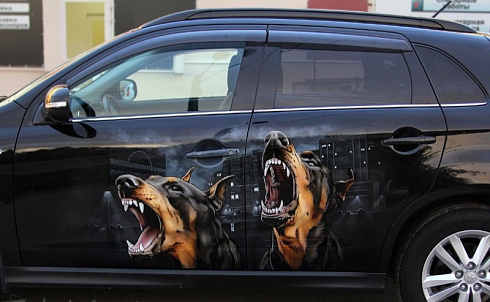 Винилография или аэрография на дверь автомобиля злая собака