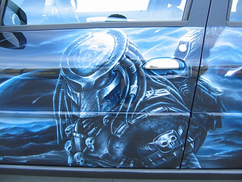 Хищник на двери машины аэрография винилография