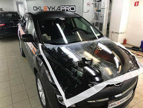 Примерка баннера винилографии для капота авто Мазда