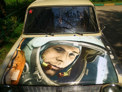 Винилография на капот Юрий Гагарин