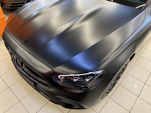 Mercedes E 200 оклейка фар пленкой Мерседеса