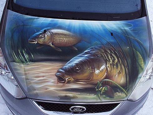 Винилография с рыбой на капоте авто