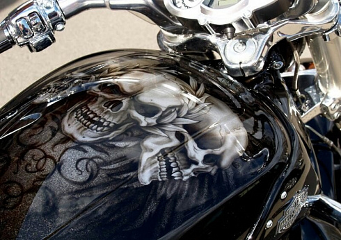 Черепа аэрография автовинилом на мотоцикл на бензобак