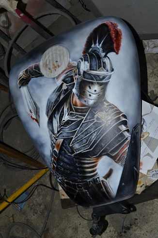 Гладиатор аэрография на мотоцикл